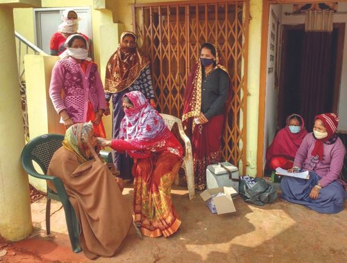 राजनांदगांव : सुदूर वनांचल क्षेत्रों में पहुंच कर कोविड टीकाकरण विशेष महाभियान को सफल बना रही स्वास्थ्य विभाग की टीम