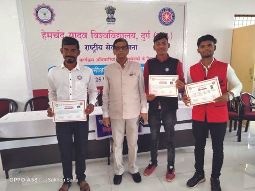 राजनांदगांव: एनएसएस में उत्कृष्ठ कार्य करने पर डोंगरगांव महाविद्यालय के तीन स्वयं सेवक एकलव्य साहू, दिनेश कुमार साहू व उमाकांत पटेल हुए सम्मानित