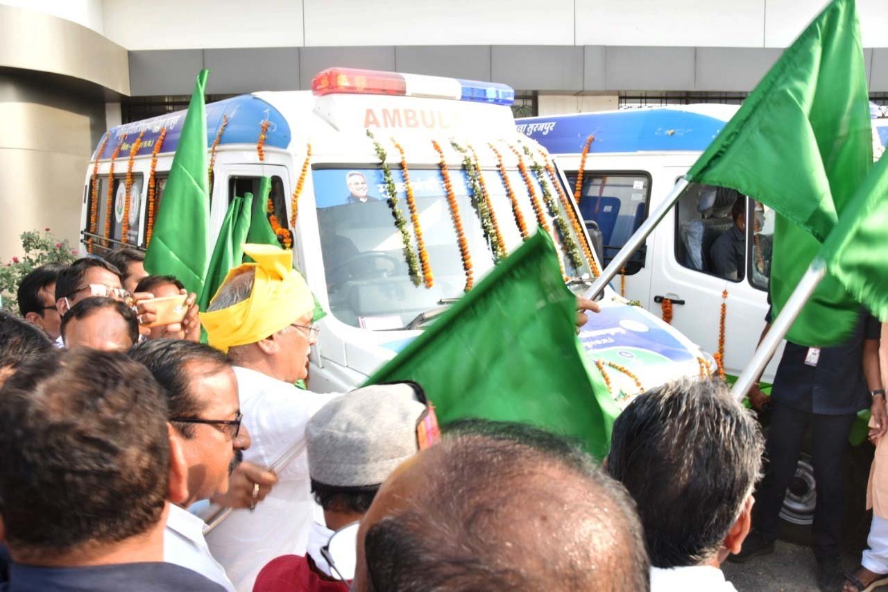 रायपुर : मुख्यमंत्री श्री बघेल ने हाट बाजार क्लीनिक योजना के वाहनों को हरी झंडी दिखाकर किया रवाना