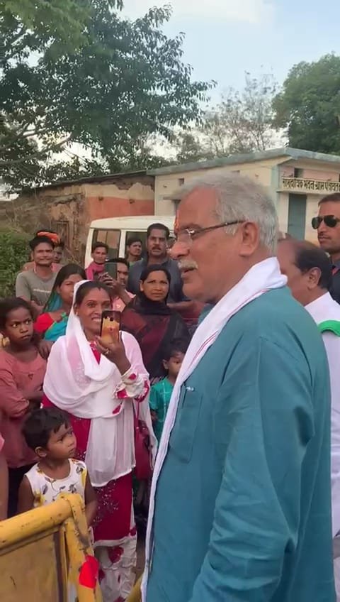 रायपुर : मुख्यमंत्री ने ग्रामीणों को रास्ते में खड़े देखकर गाड़ी रुकवाई, उतरकर स्वास्थ्य सुविधाओं के बारे में ली जानकारी
