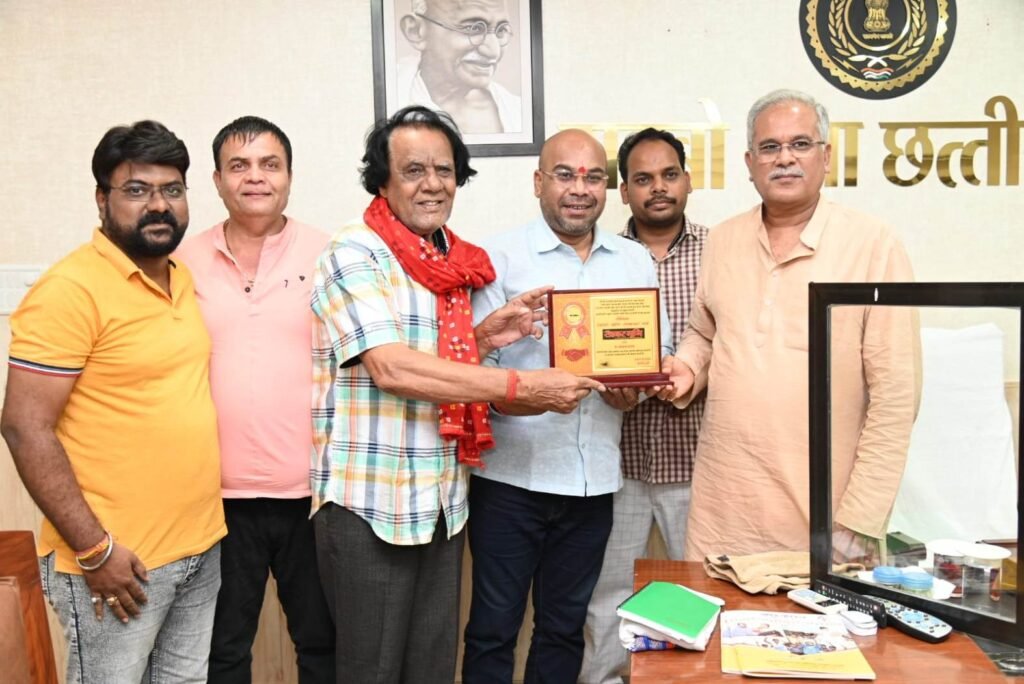 रायपुर : मुख्यमंत्री से छत्तीसगढ़ फिल्म महोत्सव के आयोजनकर्ताओं ने की सौजन्य मुलाकात