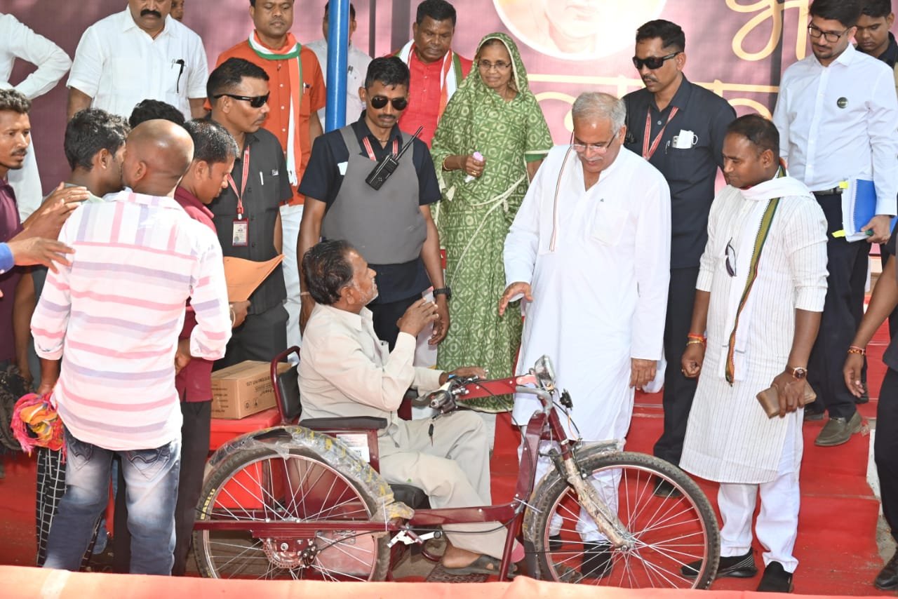 रायपुर : ​​​​​​​तेजी से विकास की राह पर बढ़ रहा कटेकल्याण, भेंट मुलाकात में मुख्यमंत्री ने सुनी बदलते कटेकल्याण के नवाचारों की कहानी
