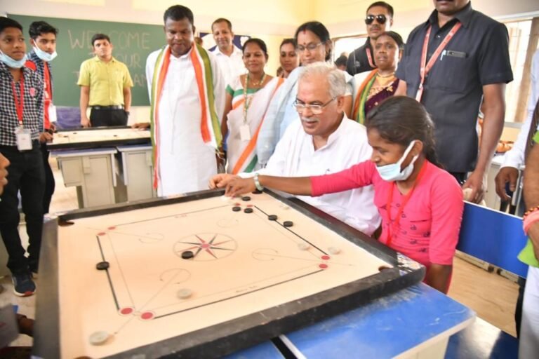 रायपुर : जब बच्चों के समर कैम्प में पहुंचे मुख्यमंत्री