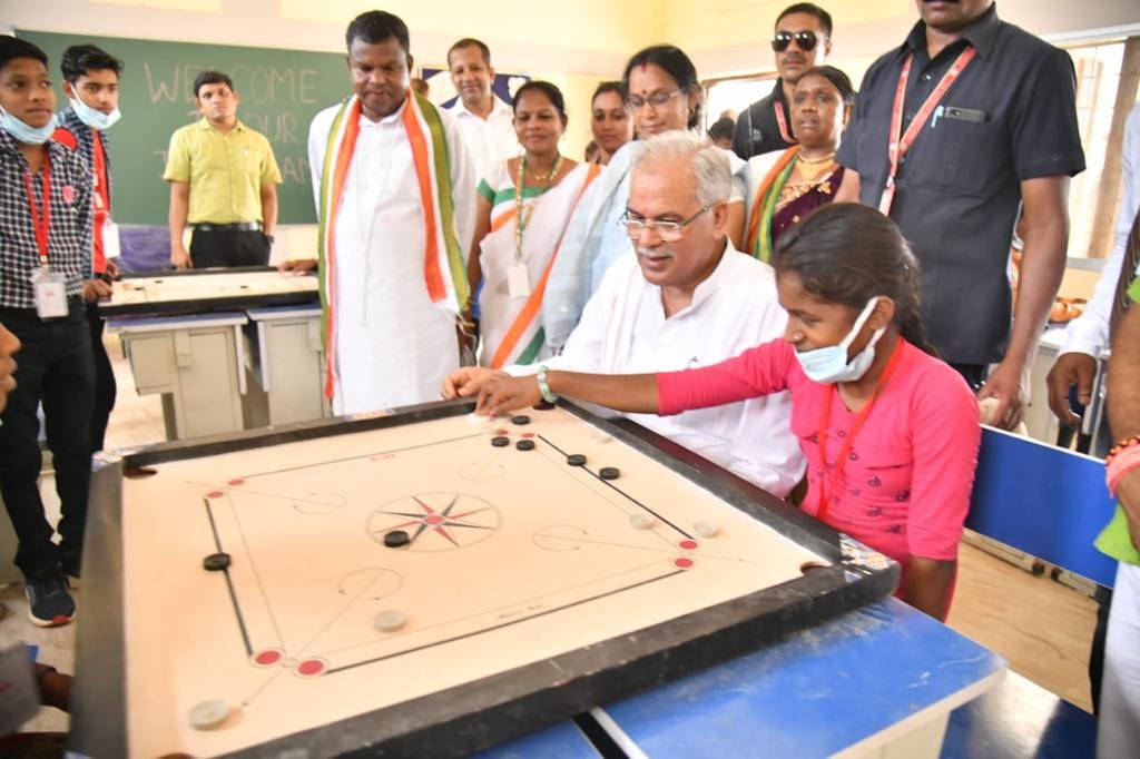 रायपुर : जब बच्चों के समर कैम्प में पहुंचे मुख्यमंत्री