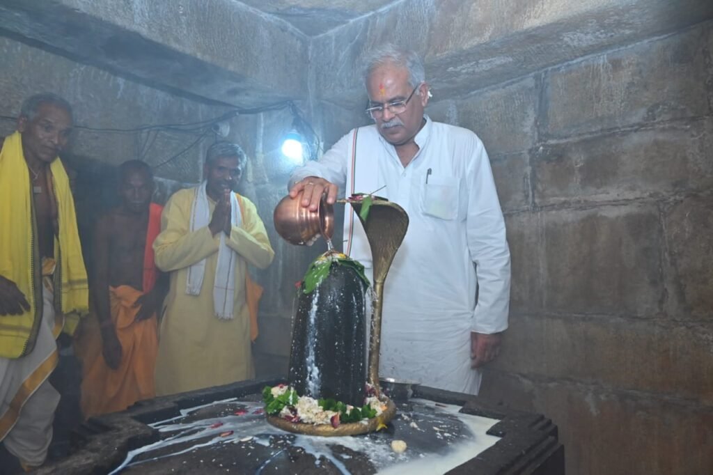 रायपुर : बत्तीसा मंदिर में मुख्यमंत्री ने किये भगवान शिव के दर्शन, दो गर्भगृह हैं मंदिर में