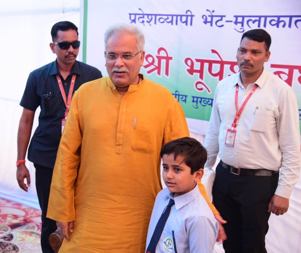 रायपुर : भेंट-मुलाकात : मुख्यमंत्री ने नन्हे बच्चे वंश से कहा जल्द ही आएंगे आत्मानंद स्कूल