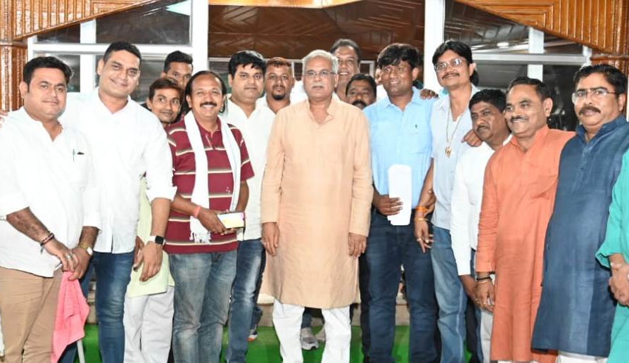 रायपुर : मुख्यमंत्री  भूपेश बघेल से हवाई सुविधा जन संघर्ष समिति बिलासपुर के सदस्यों ने की सौजन्य मुलाकात