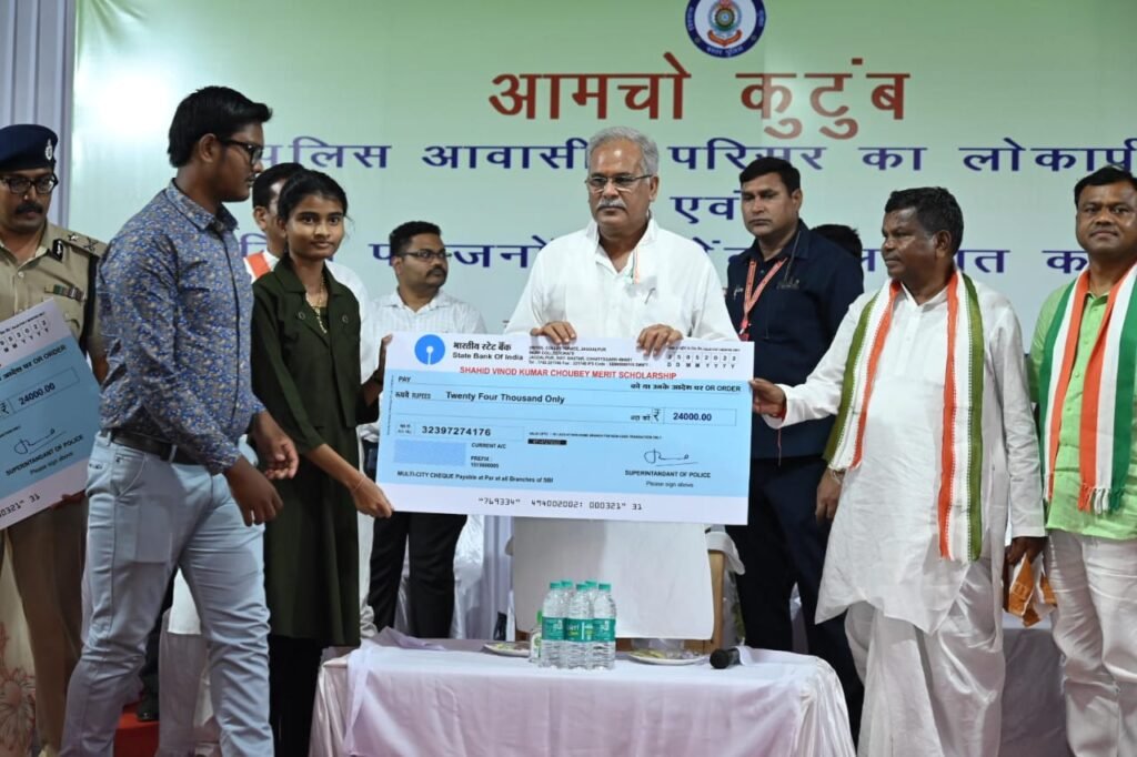 रायपुर : पुलिस जवानों के कड़े परिश्रम और त्याग से ही शांति स्थापित हो रही- मुख्यमंत्री