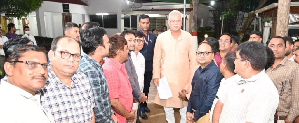 रायपुर : मुख्यमंत्री भूपेश बघेल से नगर निगम रायपुर के अधिकारियों ने की सौजन्य मुलाकात