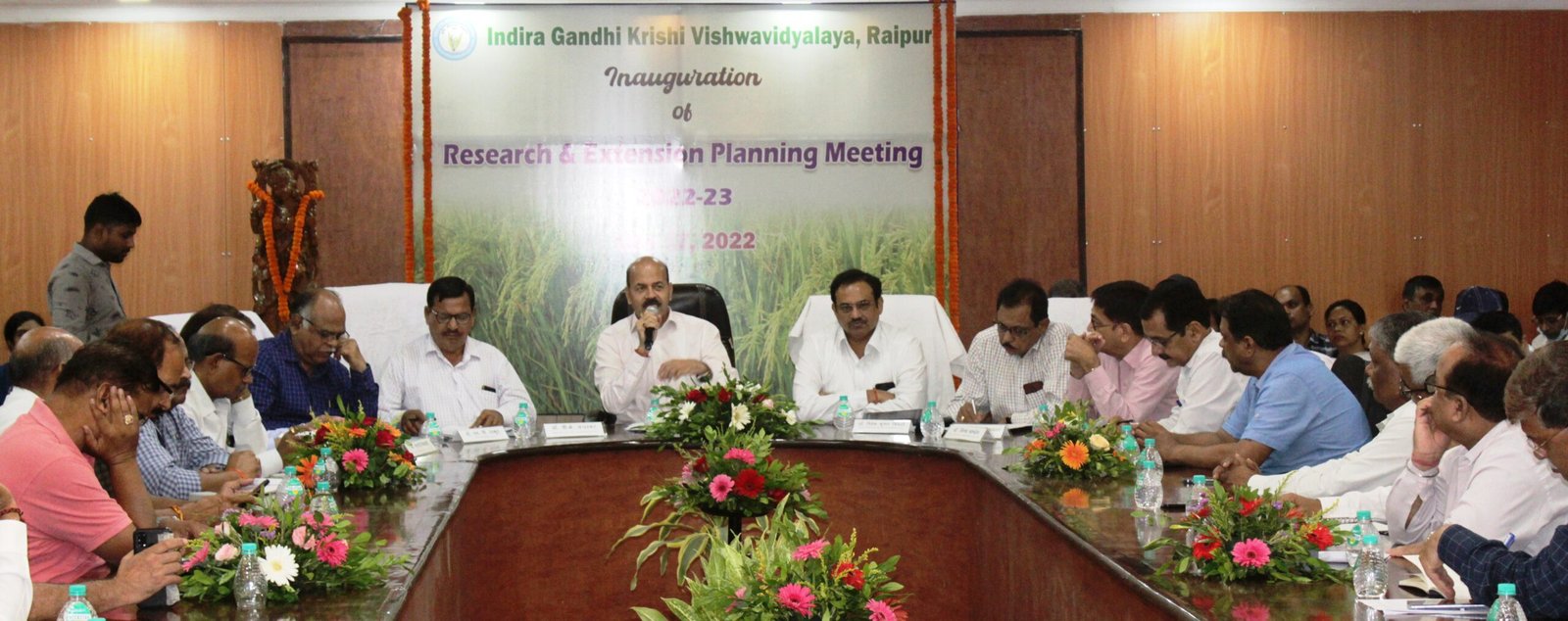 रायपुर : अन्तर्राष्ट्रीय बाजार मांग एवं आवश्यकताओं को ध्यान में रखते हुए करें अनुसंधान : डॉ. चंदेल