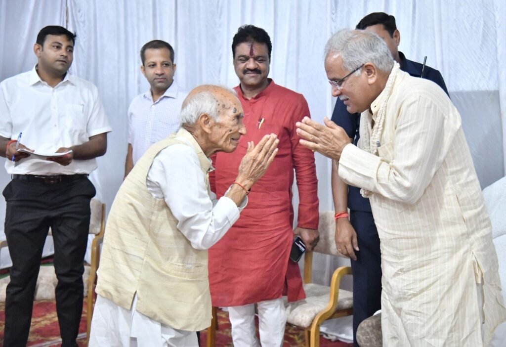 रायपुर : मुख्यमंत्री ने जगदलपुर में विभिन्न सामाजिक, व्यवसायिक संगठनों के प्रतिनिधियों से की भेंट-मुलाकात