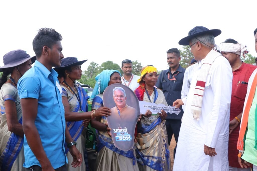 रायपुर : फोटो : मुख्यमंत्री  बघेल ने जय माँ दंतेश्वरी पपीता उत्पादक समिति तीरथगढ़ की महिलाओं को पिकअप एवं मिनी ट्रैक्टर की चाबी सौपी…
