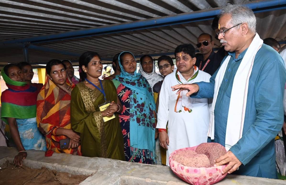 रायपुर : मुख्यमंत्री लोगों से बातों-बातों में ले रहे हैं योजनाओं का फीडबैक
