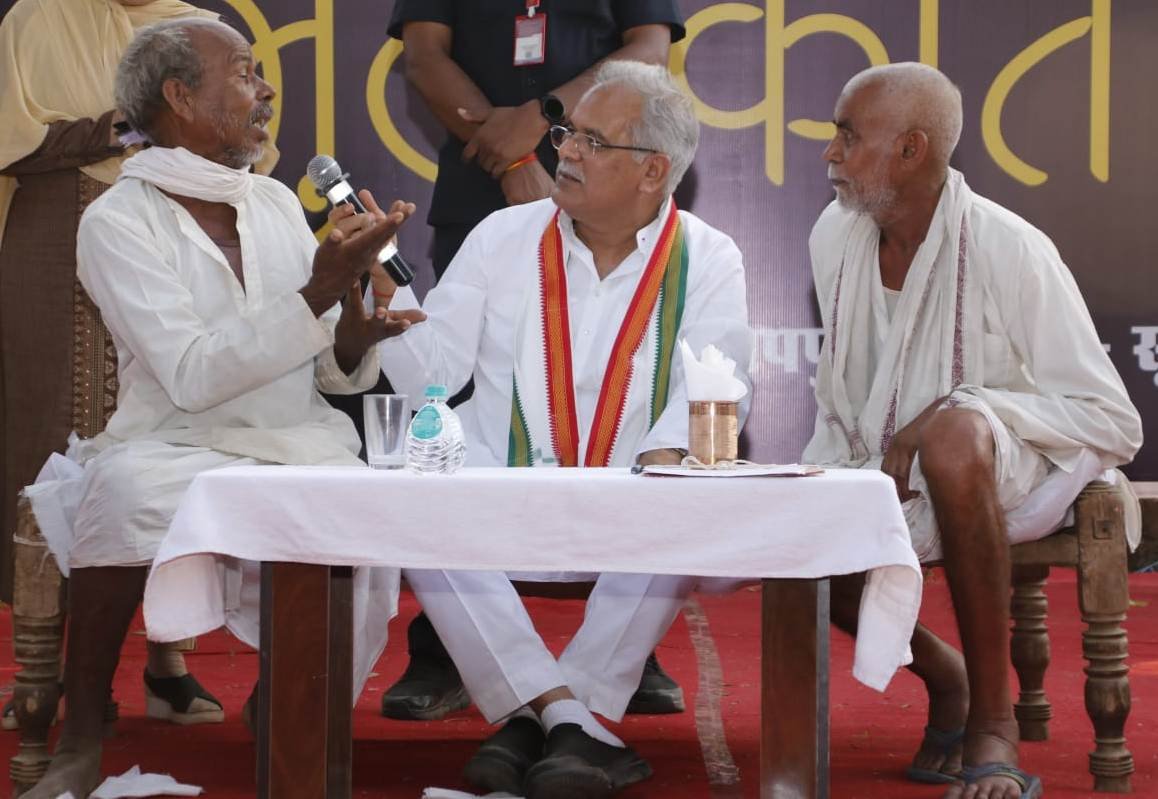 रायपुर : भेंट-मुलाकात: जगह-जगह देखने को मिल रहा मुख्यमंत्री की संवेदनशीलता और सख़्त रूख का नजारा