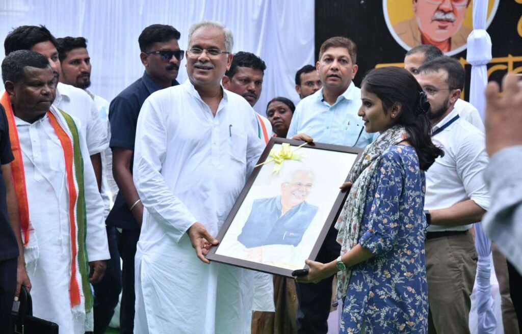 रायपुर : जब रितिशा ने अपने हाथों से बनाई पोट्रेट मुख्यमंत्री को भेंट की: मुख्यमंत्री ने खूब की प्रशंसा