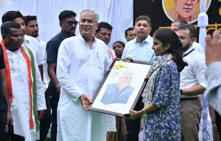 रायपुर : जब रितिशा ने अपने हाथों से बनाई पोट्रेट मुख्यमंत्री को भेंट की: मुख्यमंत्री ने खूब की प्रशंसा