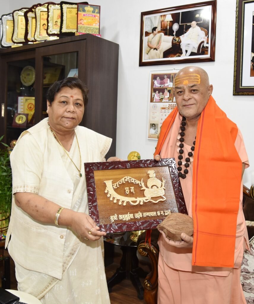 रायपुर : राज्यपाल  उइके से स्वामी अखिलेश्वरानंद जी ने की सौजन्य मुलाकातरायपुर