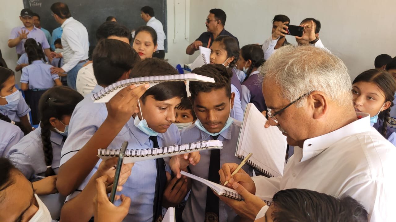 रायपुर : बच्चों की जिद पर व्यस्त कार्यक्रम के बीच मुख्यमंत्री श्री भूपेश बघेल रूके ऑटोग्राफ के लिए