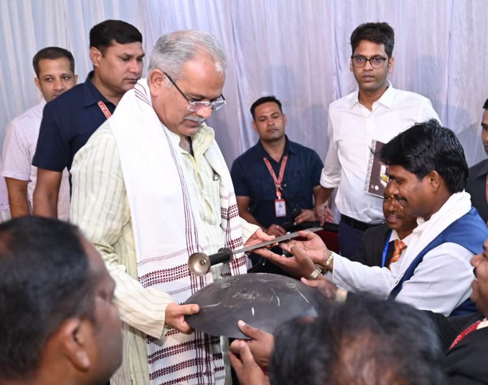 रायपुर : मुख्यमंत्री ने रजौली में भेंट-मुलाकात के दौरान आमजनता से लिया शासकीय योजनाओं का फीडबैक