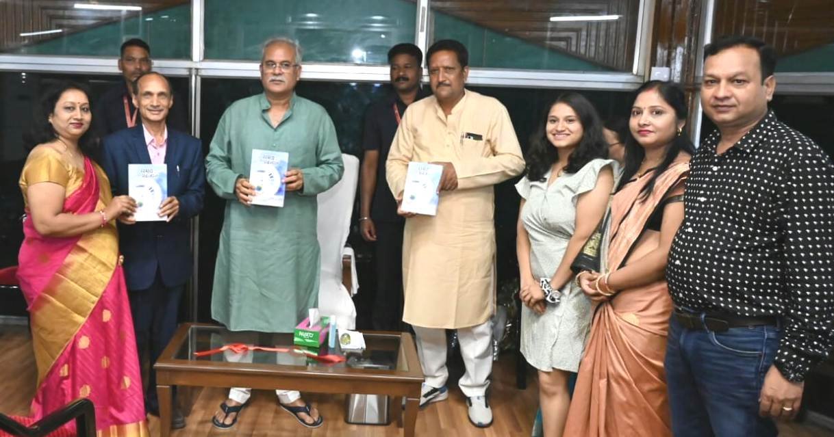 रायपुर : मुख्यमंत्री  बघेल ने किया ‘समय पर जल प्रबंधन’ पुस्तक का विमोचन