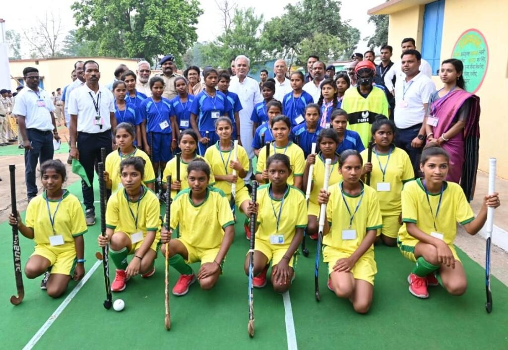 रायपुर : भेंट-मुलाकात के लिए मुख्यमंत्री  भूपेश बघेल रामगढ़ पहुंचे, दी अनेक सौगातें