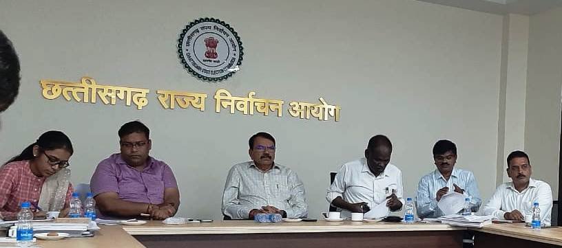 रायपुर : त्रिस्तरीय पंचायत उप निर्वाचन 2022 के लिए नियुक्त सामान्य प्रेक्षकों को दिया गया प्रशिक्षण