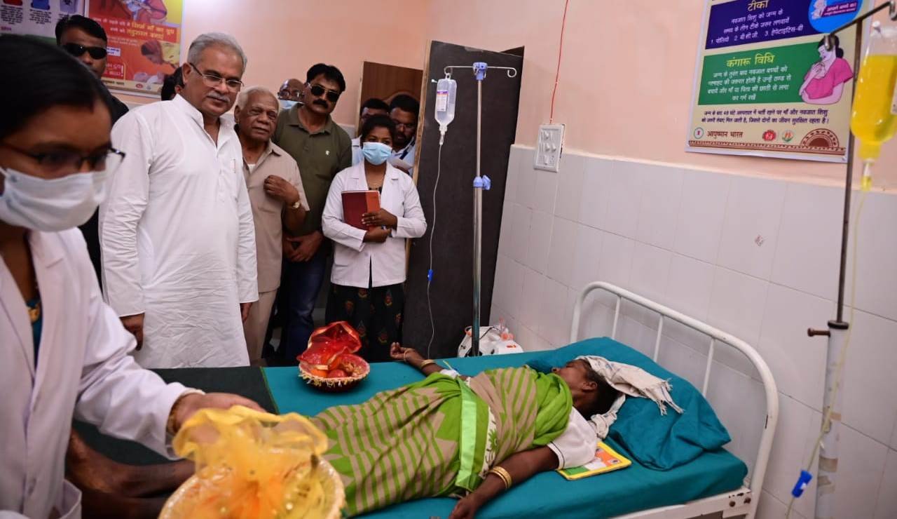 रायपुर : मुख्यमंत्री ने कहा ’मैं तोर बर फल लाय हंव’,मुख्यमंत्री  बघेल ने बटईकेला प्राथमिक स्वास्थ्य केन्द्र का  किया निरीक्षण और मरीजों से चर्चा की
