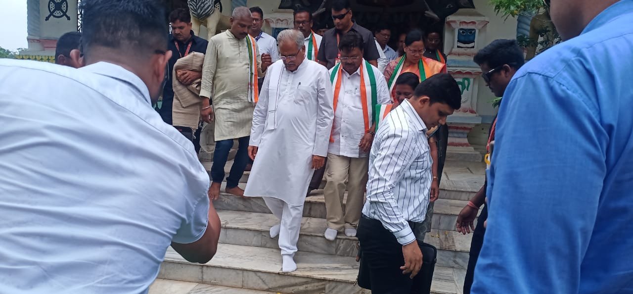 रायपुर :  मुख्यमंत्री  भूपेश बघेल ने कंवर समाज द्वारा निर्मित राधा कृष्ण मंदिर के किये दर्शन…