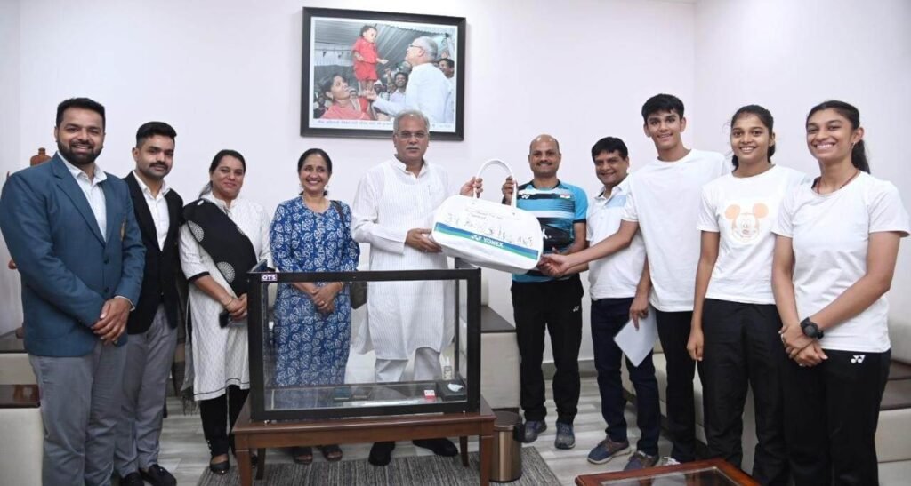 रायपुर : थॉमस कप विजेता भारतीय टीम ने मुख्यमंत्री  भूपेश बघेल के लिए भेजा हस्ताक्षर किया हुआ बैडमिंटन किट