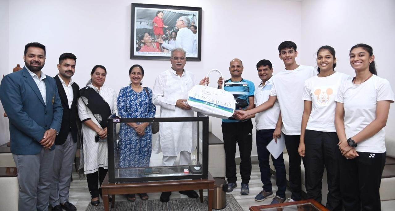 रायपुर : थॉमस कप विजेता भारतीय टीम ने मुख्यमंत्री  भूपेश बघेल के लिए भेजा हस्ताक्षर किया हुआ बैडमिंटन किट
