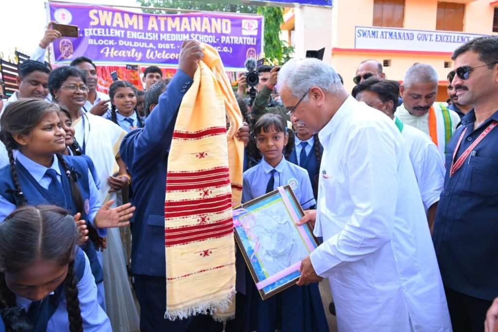 रायपुर :  छात्रा रोशनी गुप्ता ने मुख्यमंत्री श्री भूपेश बघेल को भेंट की उनकी पेंटिंग…