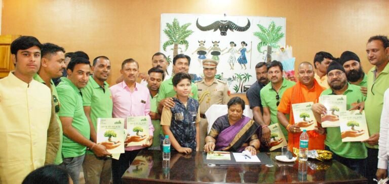 रायपुर : राज्यपाल ने पर्यावरण के संरक्षण एवं संवर्धन पर आधारित पुस्तिका का विमोचन किया