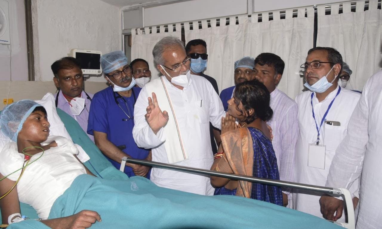 रायपुर : मुख्यमंत्री से मिलकर राहुल की माँ हुईं भावुक, बोलीं आपकी टीम ने पत्थरों को चीरकर मेरे बेटे को दिया नया जीवन..आप मेरे लिए भगवान