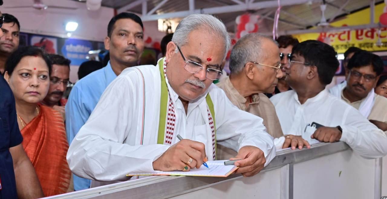 रायपुर : मूसलाधार बारिश के बावजूद कम नहीं हुआ ग्रामीणों का उत्साह, जारी रहा मुख्यमंत्री का भेंट-मुलाकात कार्यक्रम