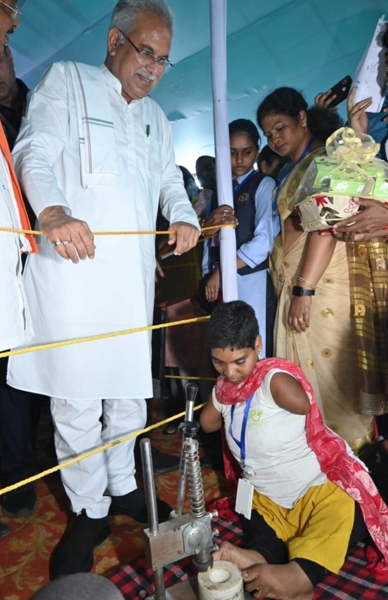 रायपुर : जशपुर में दिव्यांग रोशन कर रहे आत्मनिर्भरता का उजाला