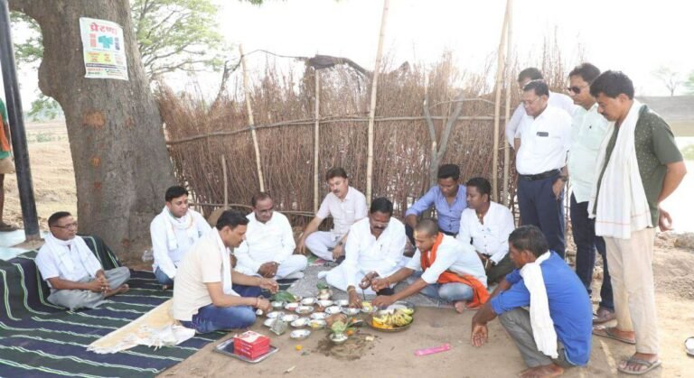 अम्बिकापुर : ​​​​​​​खाद्य मंत्री ने किया प्रतिमा स्थापना हेतु भूमिपूजन