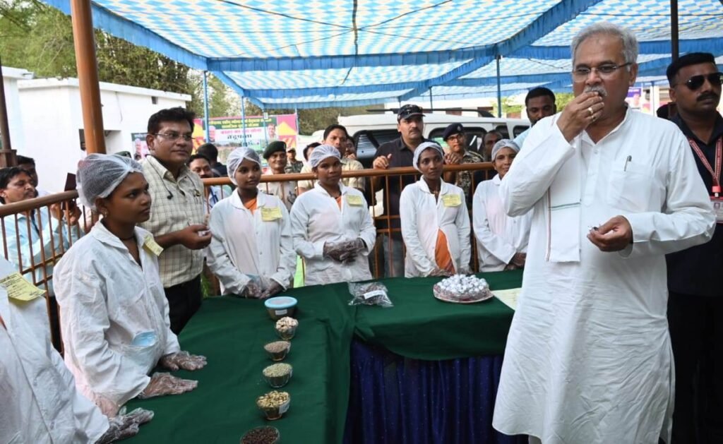 रायपुर : भेंट-मुलाकात: मुख्यमंत्री ने भानबेड़ा में क्षेत्र के विकास के लिए की अनेक महत्वपूर्ण घोषणाएं