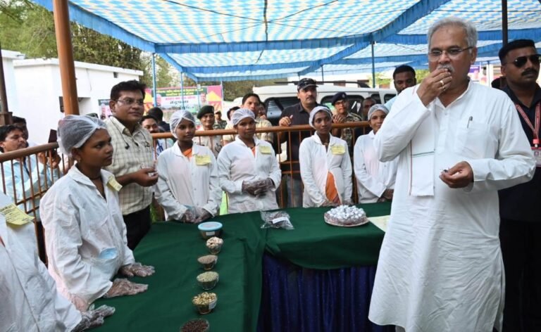 रायपुर : भेंट-मुलाकात: मुख्यमंत्री ने भानबेड़ा में क्षेत्र के विकास के लिए की अनेक महत्वपूर्ण घोषणाएं
