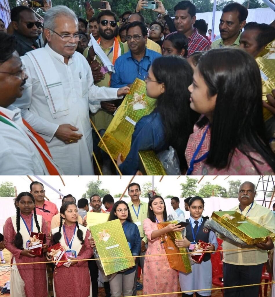 रायपुर : मुख्यमंत्री ने जेईई मेंस, नीट और स्टेट टॉपर स्टूडेंट्स को दिए लैपटॉप और टेबलेट