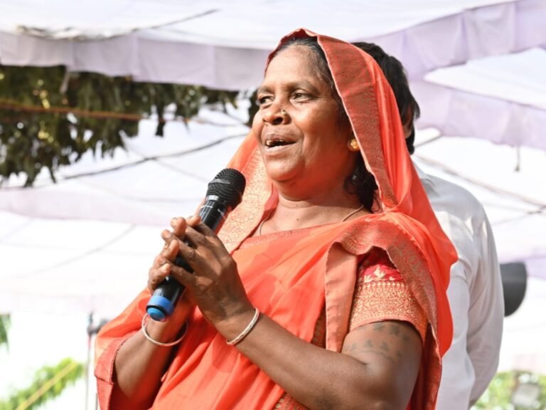 रायपुर : गौठान में अलग-अलग गतिविधियों से 12 लाख का मुनाफा कमाने वाली समूह की अध्यक्ष  नरेश्वरी कोठवार ने मुख्यमंत्री को दिया धन्यवाद