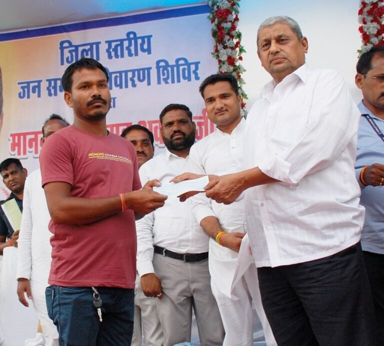 रायपुर : वन मंत्री  अकबर सुदूर वनांचल के तरेगांव में आयोजित जनसमस्या निवारण शिविर में ग्रामीणों की सुनी समस्या