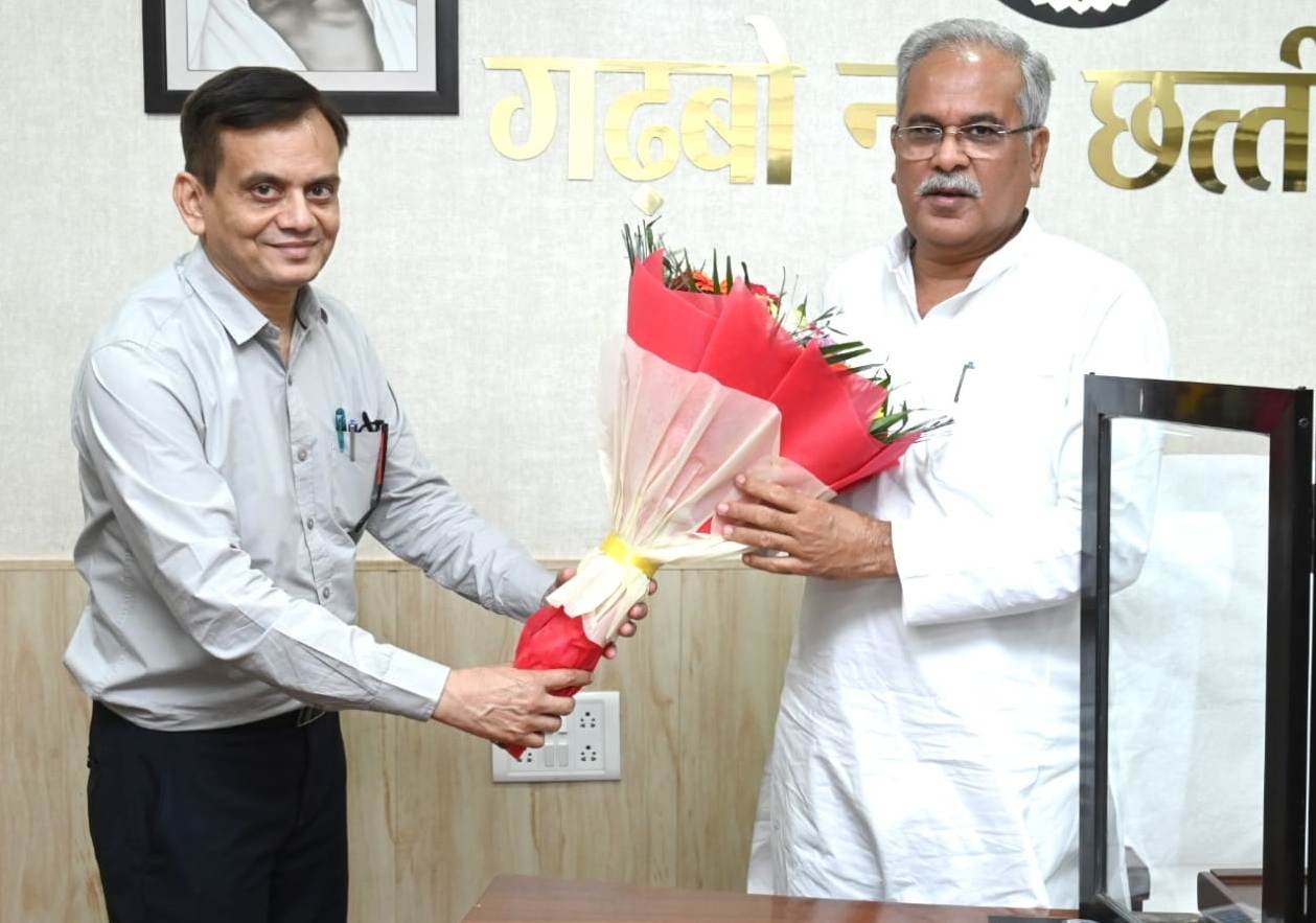 रायपुर : ​​​​​​​मुख्यमंत्री से सीएसपीडीसीएल के नवनियुक्त प्रबंध संचालक  खरे ने की सौजन्य मुलाकात