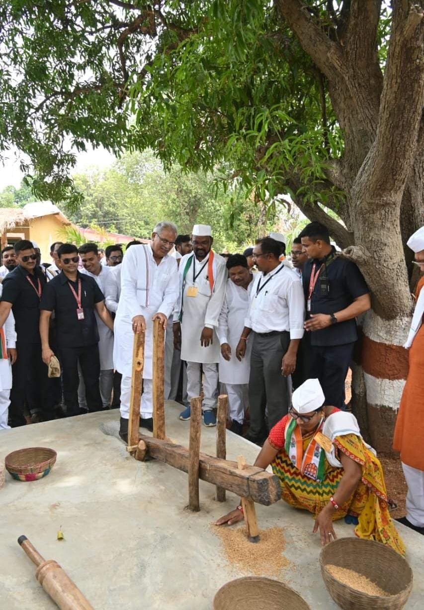 रायपुर :  मुख्यमंत्री  भूपेश बघेल गांधीग्राम कुलगांव में ढेकी चलाते हुए…