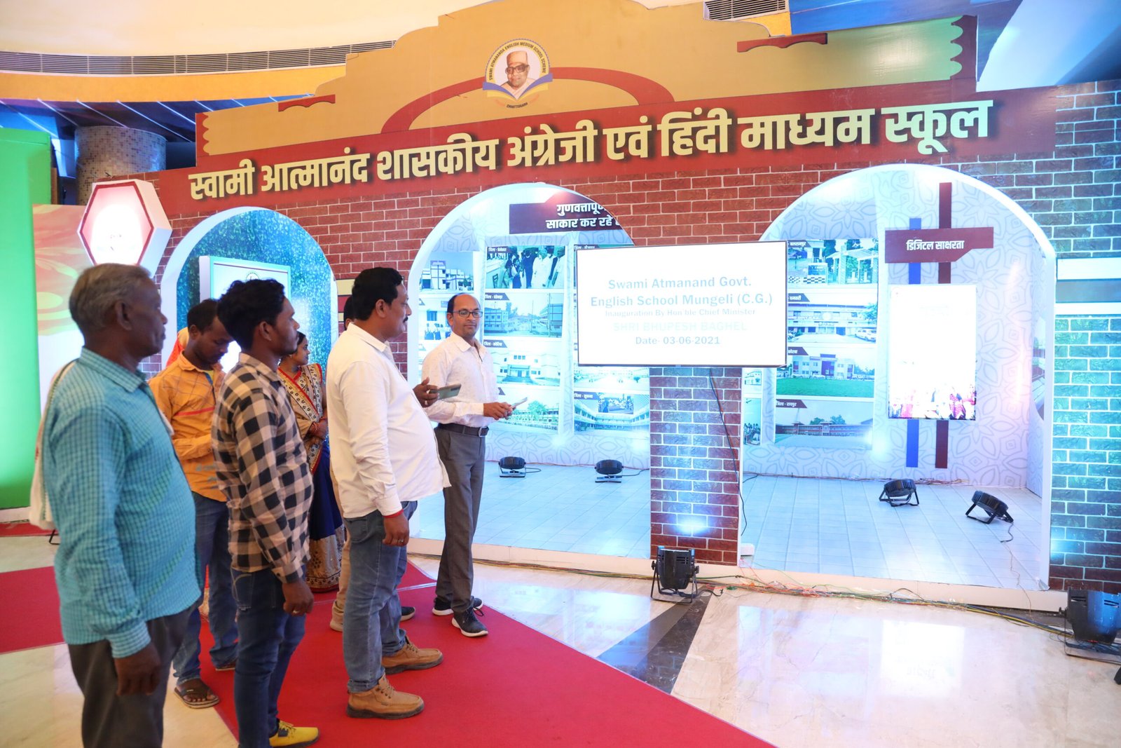रायपुर : जांजगीर जिले के ग्रामीणों और जनप्रतिनिधियों ने देखा राज्य सरकार की उपलब्धियों पर आधारित विकास प्रदर्शनी