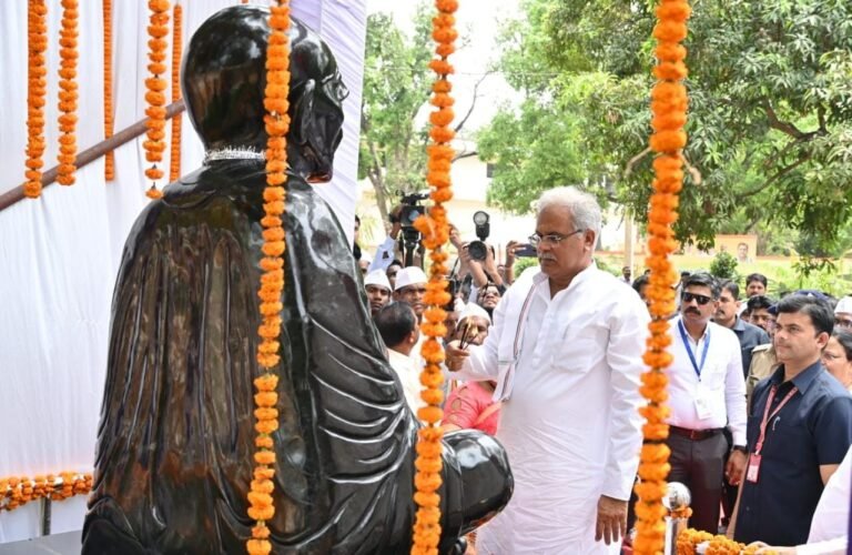 रायपुर :  मुख्यमंत्री  भूपेश बघेल ने गांधीग्राम कुलगांव में महात्मा गांधी की प्रतिमा का अनावरण किया और गांधी जी की प्रतिमा पर माल्यार्पण किया….