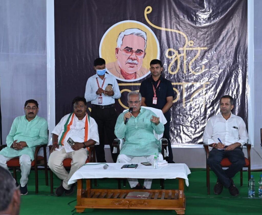 रायपुर : मुख्यमंत्री भूपेश बघेल ने कुनकुरी में विभिन्न समाज एवं संगठनों के प्रतिनिधियों से की भेंट-मुलाकात