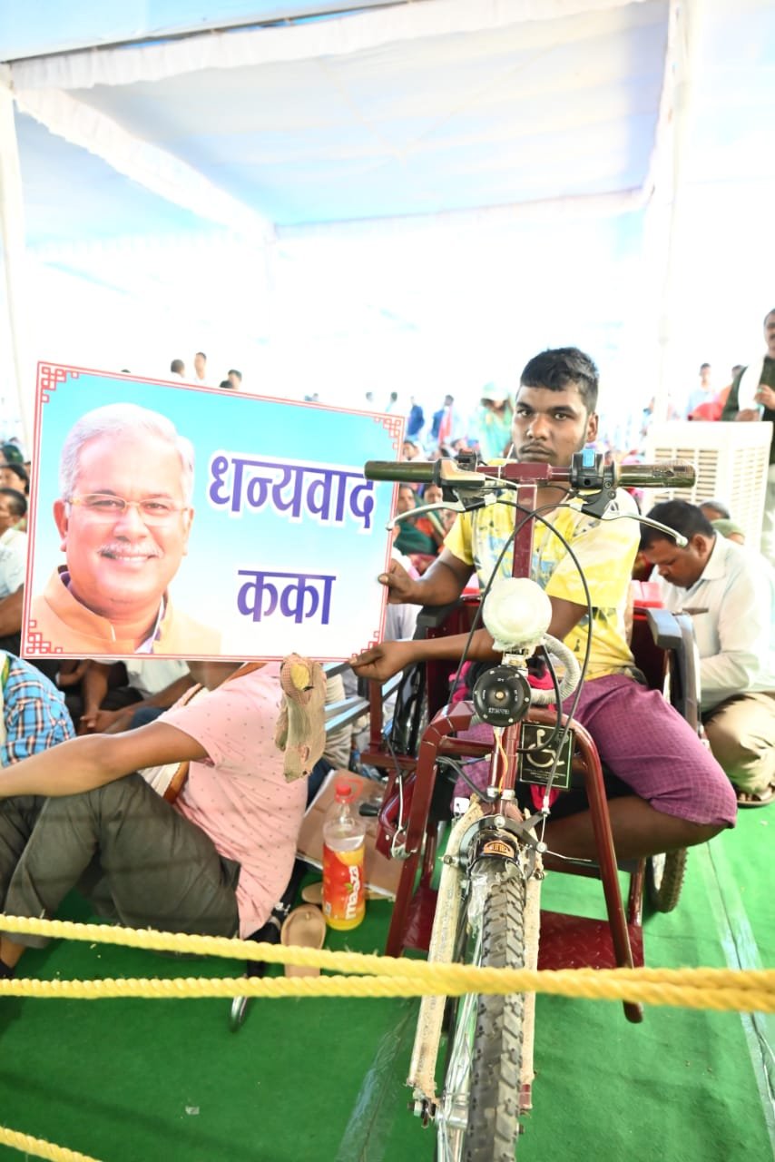 रायपुर :  मुख्यमंत्री  भूपेश बघेल ने आज बहरासी भेंट – मुलाकात के दौरान ग्राम पतवाही के दिव्यांग  धरमपाल को मोटराइज्ड ट्राइसिकल प्रदान की…