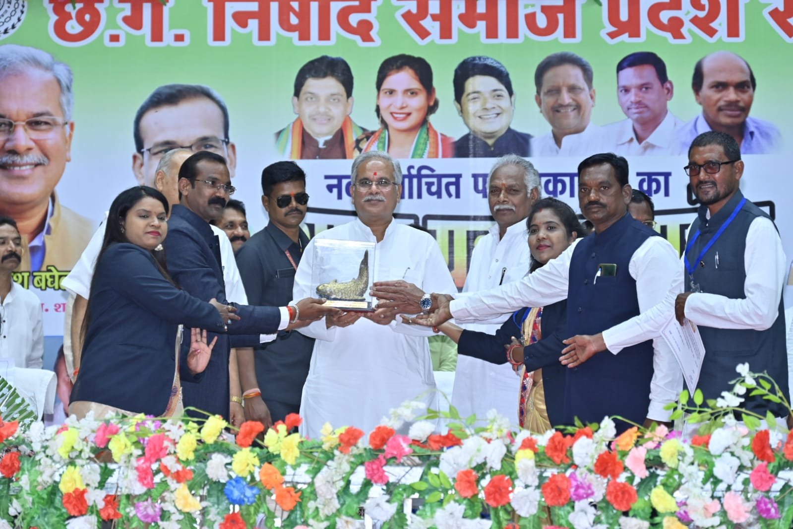 रायपुर :   मुख्यमंत्री बघेल ने छत्तीसगढ़ निषाद (केंवट) समाज के नवनिर्वाचित प्रदेश पदाधिकारियों को शपथ दिलाई…
