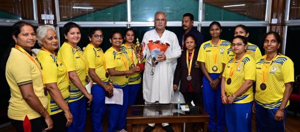रायपुर : ​​​​​​​मुख्यमंत्री से छत्तीसगढ़ सिविल सर्विसेस महिला हॉकी टीम के सदस्यों ने की सौजन्य मुलाकात