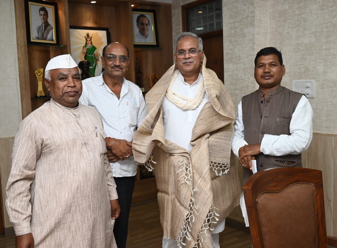 रायपुर : मुख्यमंत्री से मध्य क्षेत्र आदिवासी विकास प्राधिकरण के अध्यक्ष ने की मुलाकात